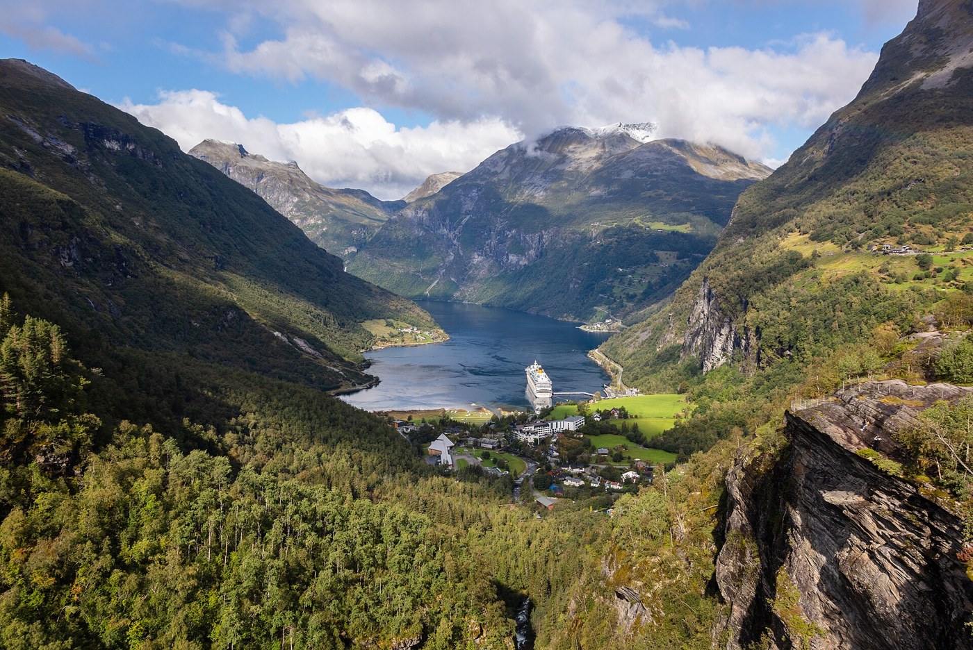 Geirangerfjord visto da Flydalsjuvet