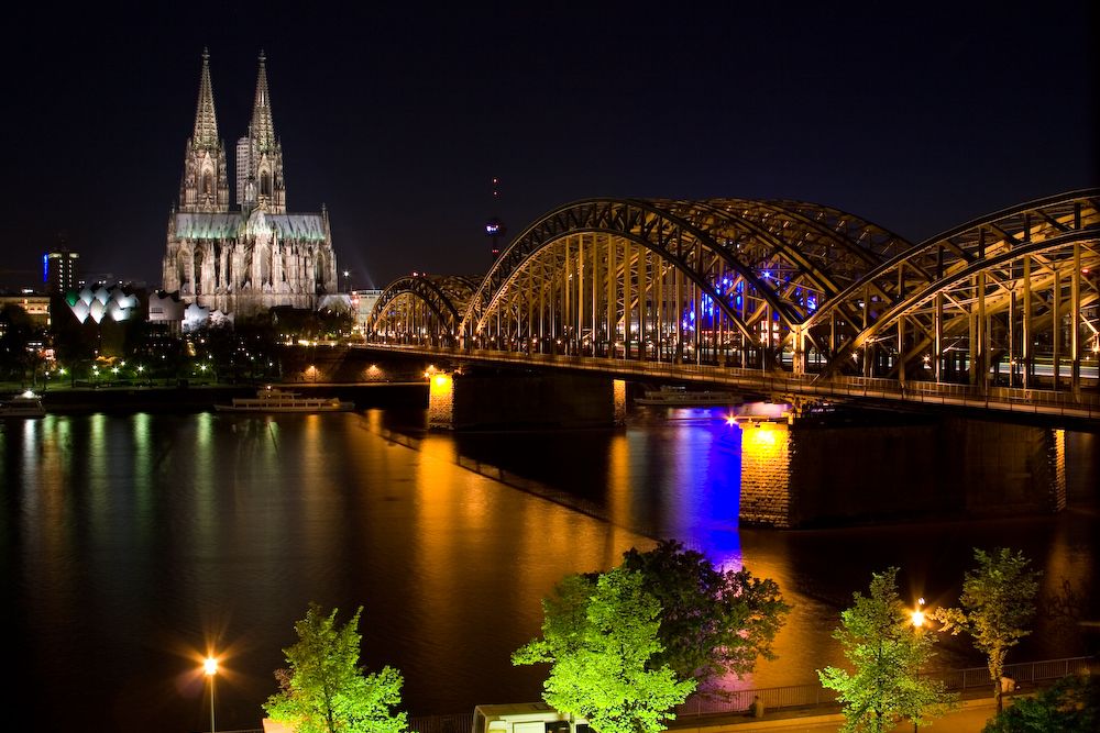 Duomo di Colonia e ponte Hohenzollern sul Reno