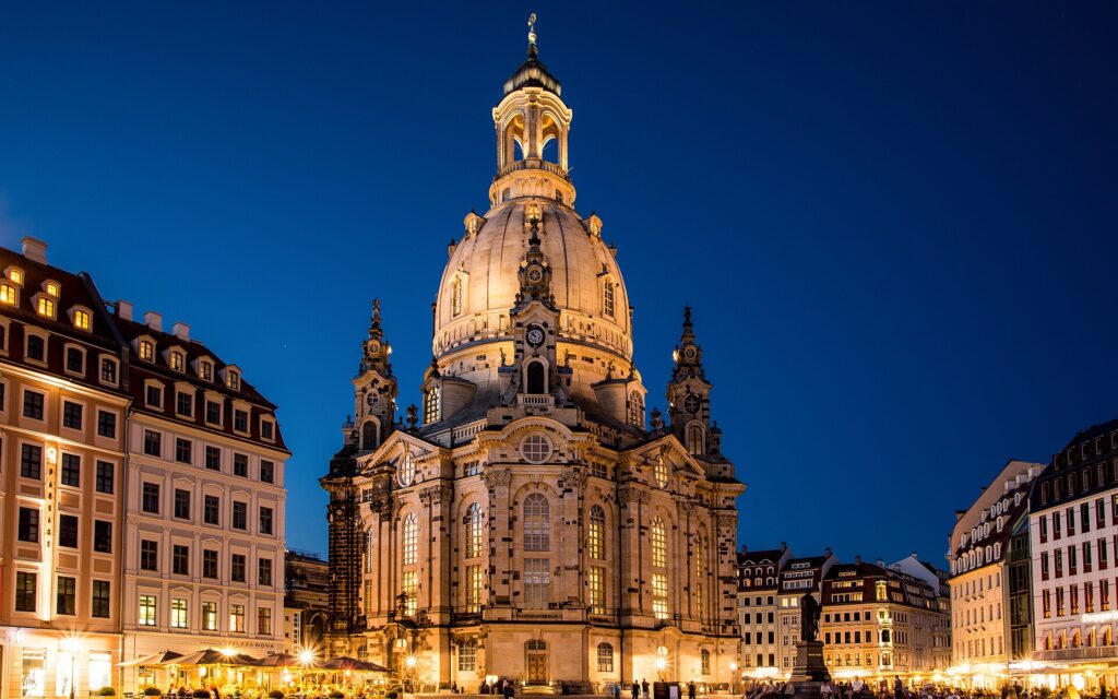 Frauenkirche di Dresda illuminata di sera