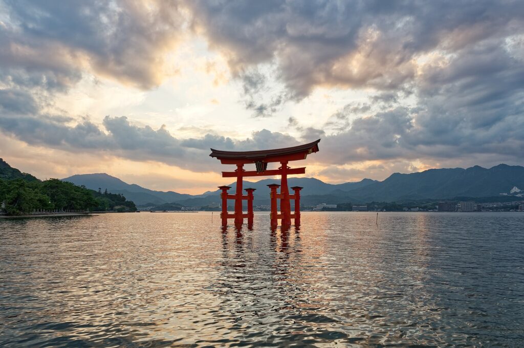Grande torii di Itsukushima a Miyajima al tramonto