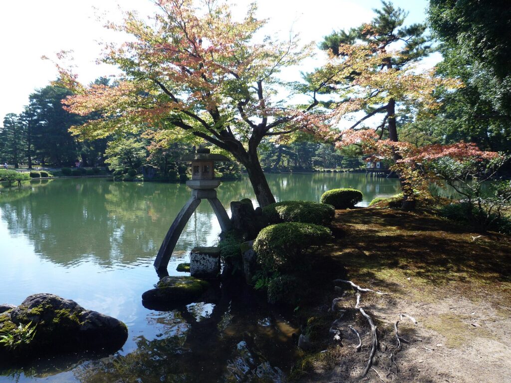 Colori autunnali nel giardino Kenroku-en di Kanazawa