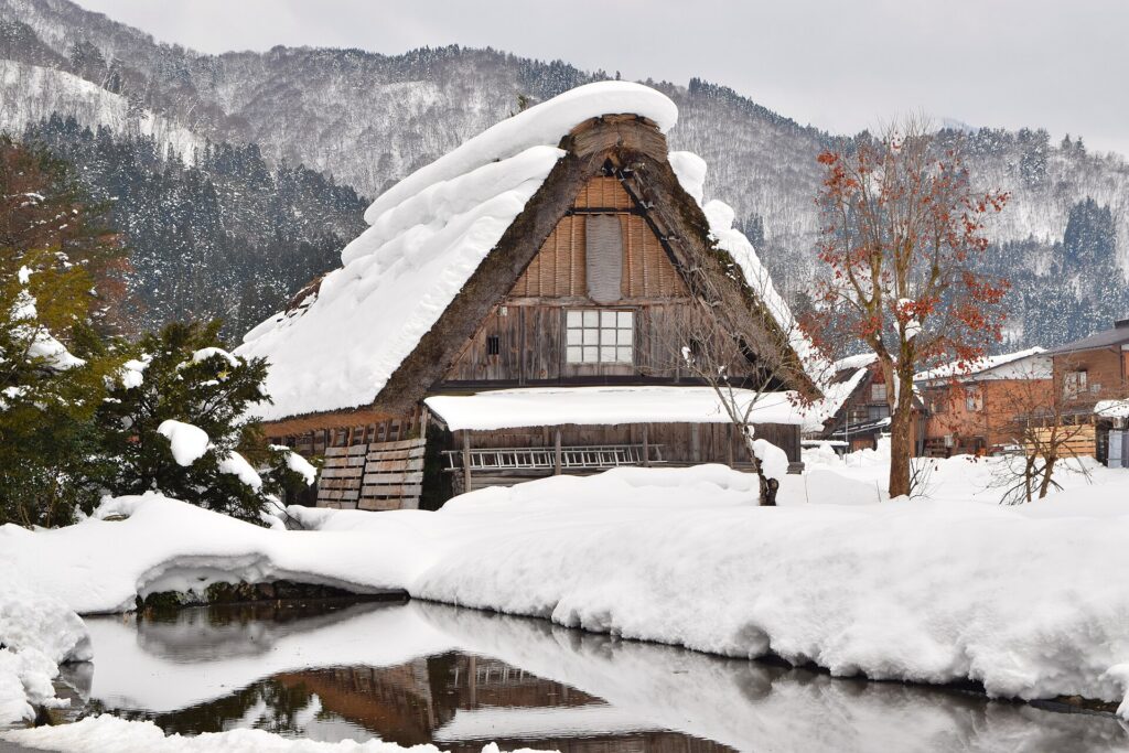 Villaggio storico di Shirakawa-go nella neve