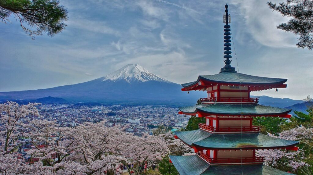 Pagoda Chureito, ciliegi in fiore e Monte Fuji