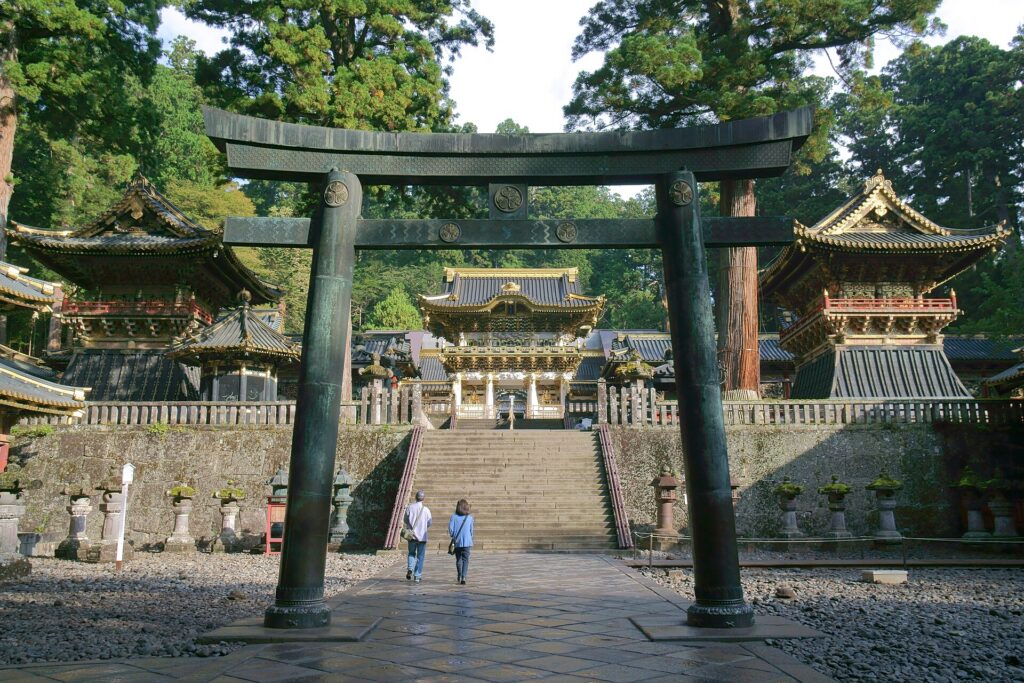 Torii e porta Yōmeimon del santuario Tōshō-gū a Nikkō