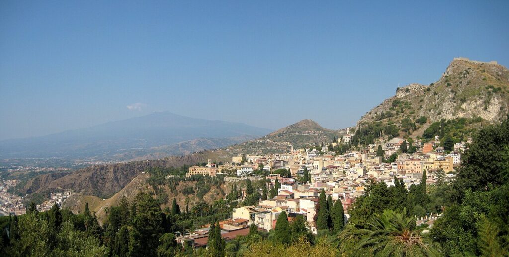 Taormina con l’Etna sullo sfondo