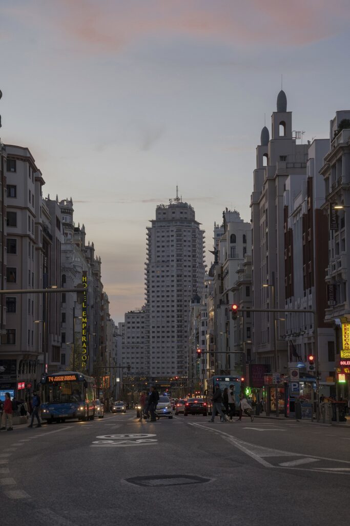 Gran Vía di Madrid al tramonto